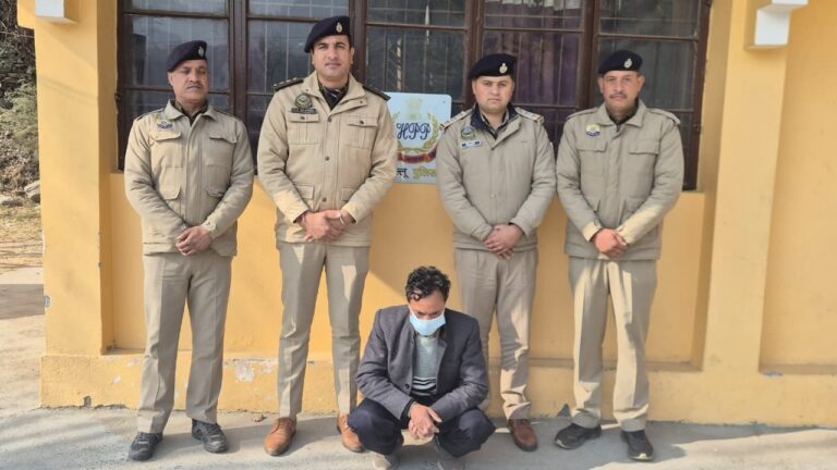 Kullu: पतलीकूहल में पुलिस का बड़ा एक्शन, शरण गांव के पास 2 किलो से ज्यादा चरस के साथ आरोपी गिरफ्तार