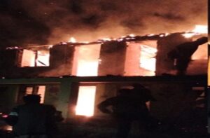 Mandi: करसोग के बदहेला गांव में रातों-रात मचा हड़कंप, आग में जलकर राख हुआ स्लेटपोश मकान