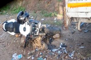 ड्यूटी से लौट रहे युवक की दर्दनाक मौत, सड़क किनारे खड़े ट्राला जीप से टकराई बाइक
