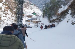 Mandi: बर्फ बनी मजबूरी: सराज में ग्रामीणों ने 13 KM पैदल चलकर कंधों पर उठाया शव, सिस्टम पर उठे सवाल