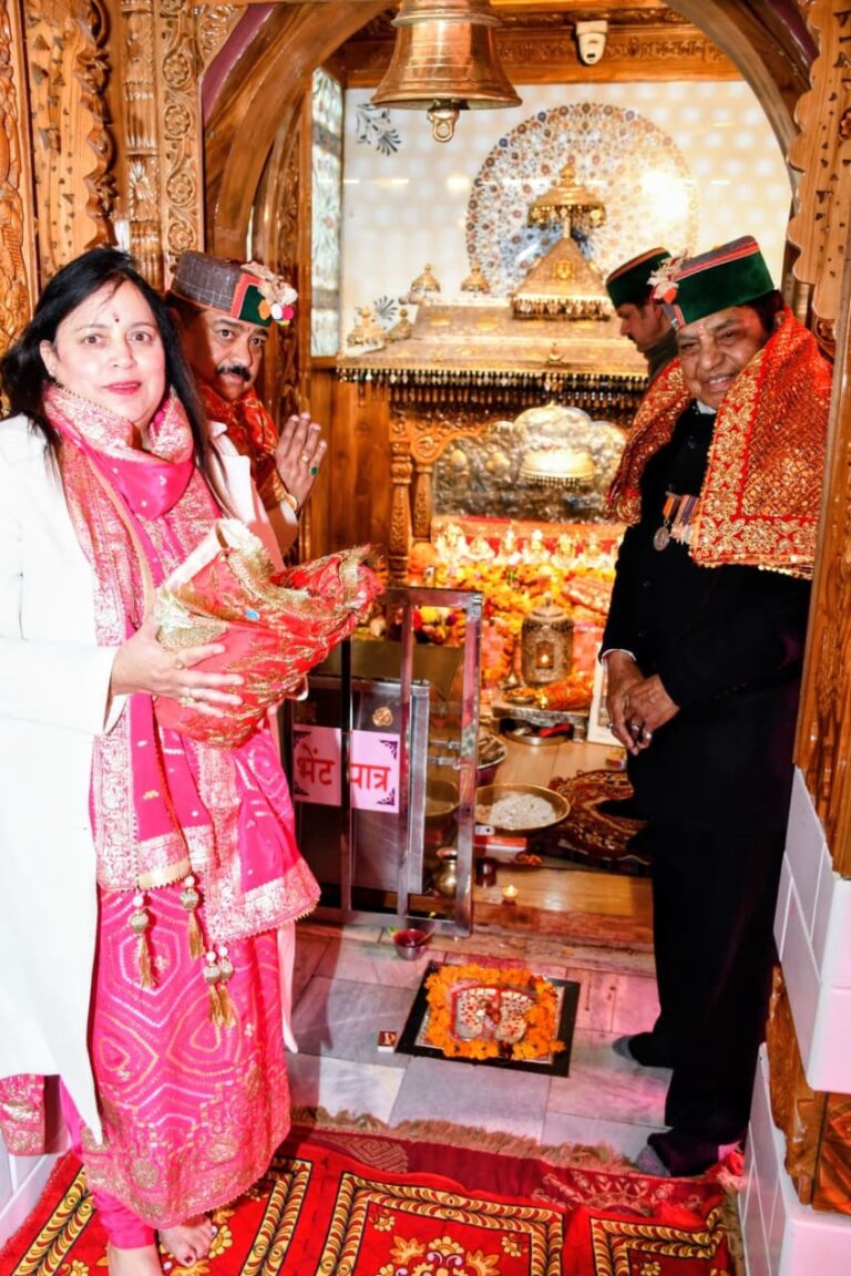 Himachal: मां शूलिनी के दर पर पहुंचे स्वास्थ्य मंत्री कर्नल डॉ. धनीराम शांडिल, प्रदेश की सुख-समृद्धि के लिए की विशेष पूजा