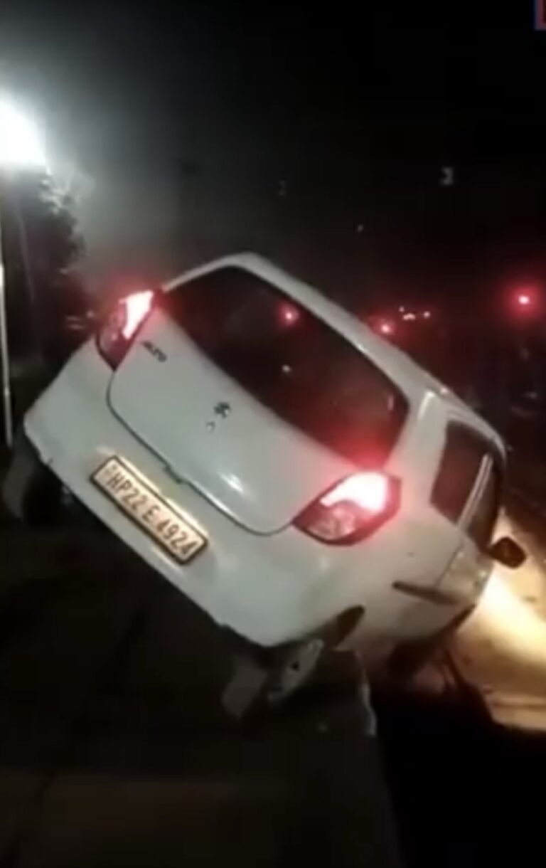 चंडीगढ़ रेलवे स्टेशन पर दौड़ी कार, यात्रियों में मचा हड़कंप, नशे में धुत युवकों की खतरनाक हरकत