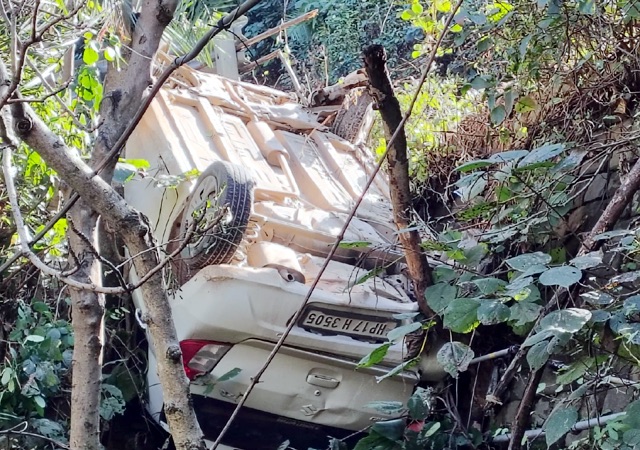 Chamba: राष्ट्रीय राजमार्ग पर बड़ा हादसा टला, खाई में गिरी कार से मां-बेटा बाल-बाल बचे