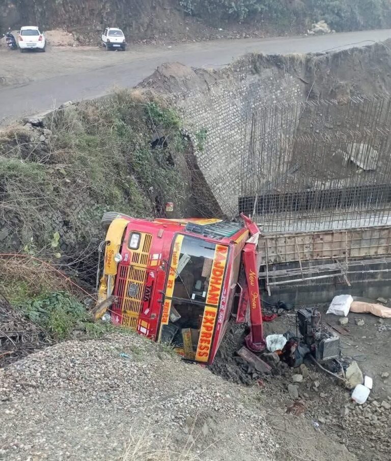 Himachal: बिलासपुर में आधी रात बस हादसा, 10 फीट नीचे खड्ड में गिरी निजी बस, यात्रियों में मची चीख-पुकार