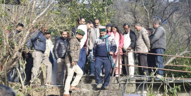 Kangra: बारिश के कहर के बीच विधायक केवल सिंह पठानिया पहुंचे सुधेड़, नुकसान का जायजा लिया, बीमार युवक को दी 50 हजार की मदद