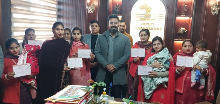 Una: ऊना में 10 अनाथ बच्चों को बड़ी राहत, शादी के लिए मिले 60-60 हजार रुपये एफडी के रूप में