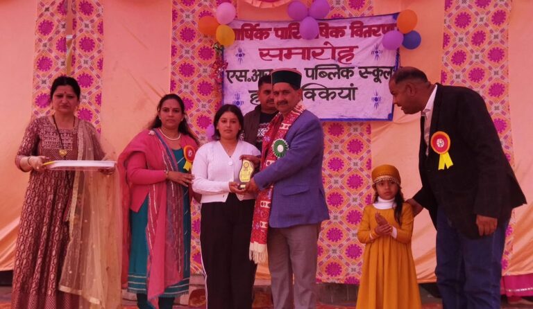 Kangra: अनुशासन और मेहनत से ही बनता है उज्ज्वल भविष्य, एसआरएम स्कूल के मंच से केवल सिंह पठानिया का बड़ा संदेश