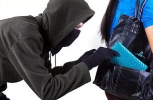 Kangra: पालमपुर बाजार में दिनदहाड़े महिला के हैंडबैग पर हाथ साफ, CCTV में कैद हुई पूरी चोरी की वारदात