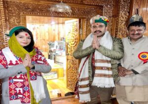 Himachal: शिलाई पहुंचे मंत्री विक्रमादित्य सिंह, देव दरबार में टेका माथा, जनता से किया विकास का वादा