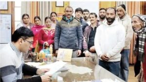 Chamba: 80 साल बाद भी सड़क नहीं, मरीज पीठ पर ढोने को मजबूर ग्रामीण, करवाल पंचायत की अनदेखी पर उठे बड़े सवाल