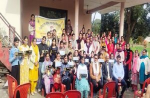 Hamirpur: नादौन में चमकीं बेटियां, शिक्षा और खेल में कमाल करने वाली छात्राओं को मिला खास सम्मान