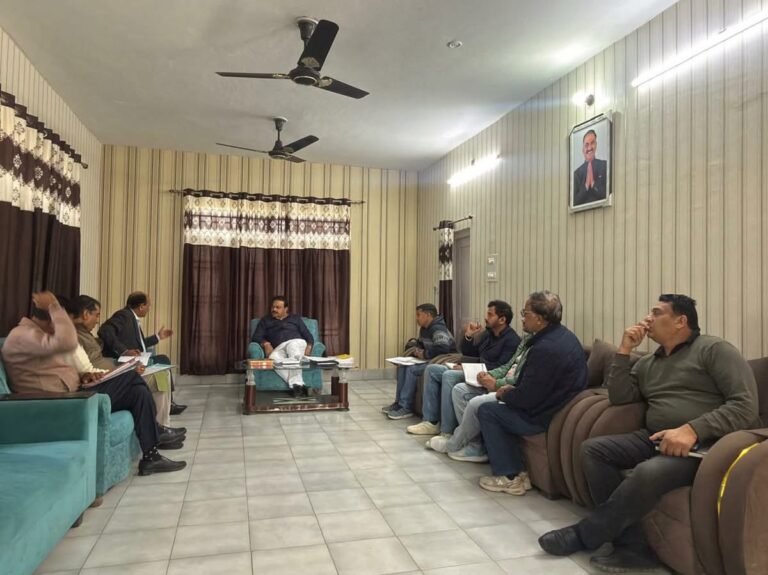 Kangra: इंदौरा में सड़क विकास पर विधायक मलेंद्र राजन सख्त, पीडब्ल्यूडी अधिकारियों को दिए काम में तेजी के निर्देश