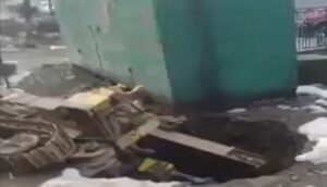 Shimla: शिमला में फोरलेन टनल बनी खतरे की सुरंग, धंसी सड़क में समाई भारी मशीन, दहशत में लोग