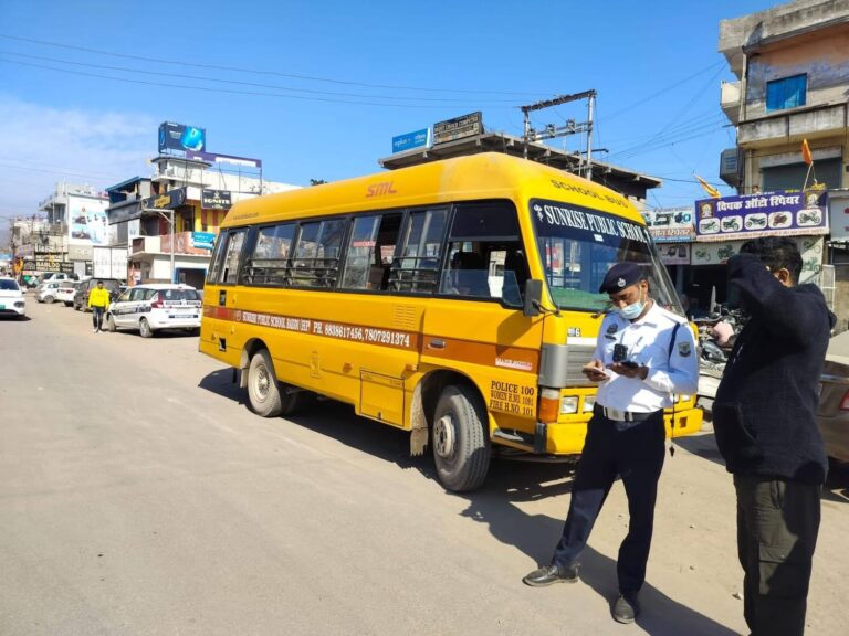 Solan: बद्दी-नालागढ़ में स्कूली बच्चों की सुरक्षा को लेकर पुलिस का सख्त अभियान, 53 बसों की चैकिंग में 11 चालान