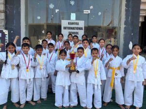 Kangra: कांगड़ा इंटरनेशनल स्कूल शाहपुर का जलवा, 21 मेडल जीतकर बना इंटर-स्कूल कराटे चैंपियन