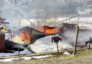 Kullu: मनाली में भीषण आग से मचा हड़कंप, पलभर में जल गया मकान, 5 परिवारों का सब कुछ खाक