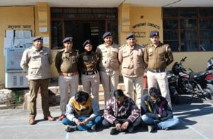 Kangra: हिमाचल में पुलिस का बड़ा एक्शन: नाके पर रोकी गाड़ी, तीन युवकों से 140 ग्राम चरस बरामद
