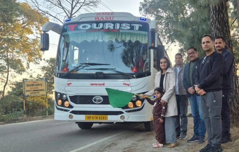 Hamirpur: हमीरपुर के बाल आश्रम के बच्चों का सपना हुआ सच, डीसी ने हरी झंडी दिखाकर जयपुर टूर के लिए किया रवाना