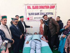 Kangra: जन्मदिन पर शाहपुर विधायक केवल सिंह पठानिया ने किया 71वीं बार रक्तदान, 8 हजार बच्चों को देंगे पानी की बोतलें