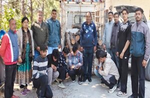 Hamirpur: बड़ी कार्रवाई: वन विभाग ने पकड़ी खैर की अवैध लकड़ी से भरा टैम्पो, तस्करों के नेटवर्क की जांच शुरू