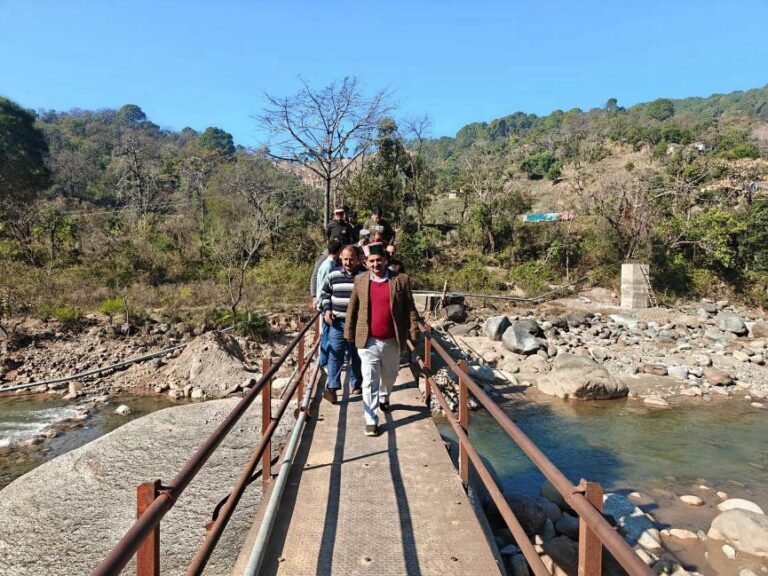 Kangra: वीडियो कॉल पर लगाई फरियाद और 3 महीने में बन गया फुटब्रिज, CM की पहल से जुड़ी भनाला-बोडुसरना पंचायतें