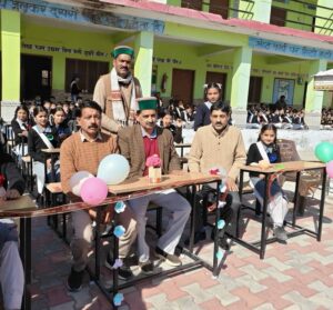 Kangra: जन्मदिन से पहले विधायक केवल सिंह पठानिया ने बच्चों को दिया बड़ा तोहफा, 150 डेस्क और 158 बैग बांटकर जीता दिल