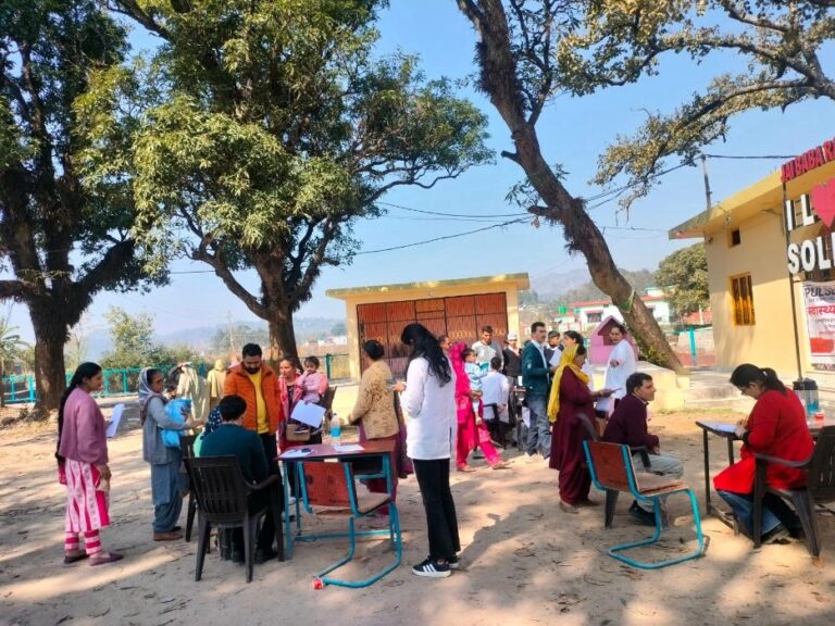 Kangra: शाहपुर के सहौलदा में लगा मुफ्त हेल्थ कैंप, 200 से ज्यादा लोगों की जांच, जरूरतमंदों को मिली फ्री दवाइयां