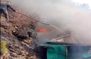 Himachal: एक चिंगारी ने उजाड़ दिए 4 परिवार, दोमंजिला मकान जलकर राख, सर्दियों में खुले आसमान के नीचे रहने को मजबूर