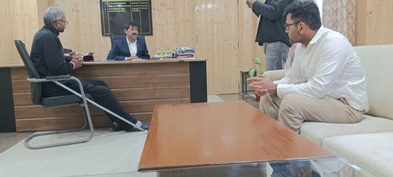 Himachal: चलना-फिरना तक हो गया था बंद, सरकारी अस्पताल के डॉक्टरों ने 4 बड़े ऑपरेशन कर युवक को दी नई जिंदगी