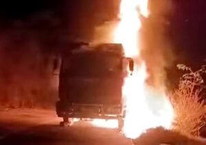 Bilaspur: चलते ट्रक में लगी भीषण आग, कुछ ही मिनटों में जलकर खाक हुआ पिछला हिस्सा, चालक ने ऐसे बचाई जान