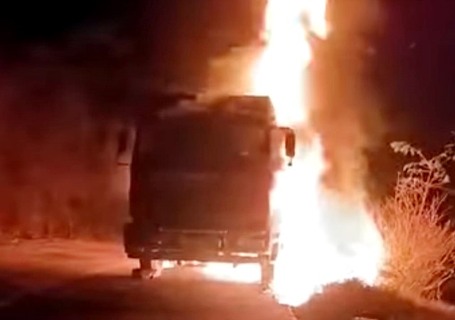 Bilaspur: चलते ट्रक में लगी भीषण आग, कुछ ही मिनटों में जलकर खाक हुआ पिछला हिस्सा, चालक ने ऐसे बचाई जान