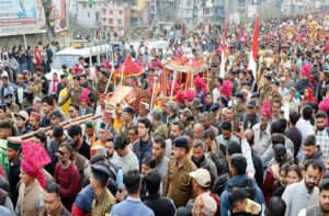 Mandi: छोटी काशी में गूंजे देव नगाड़े, दूसरी शाही जलेब में उमड़ा जनसैलाब, 500 साल पूरे होने पर खास डाक कवर जारी