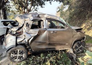 Kangra: 50 फुट गहरी खाई में गिरी कार, चमत्कारिक रूप से बची शिक्षक की जान