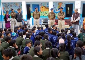 Kangra: मिड डे मील कचर्मी की हत्या के बाद डरे बच्चों के बीच पहुंचे एसपी, जमीन पर बैठ लगाई ‘एसपी की पाठशाला’
