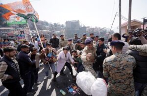 Himachal: शिमला में युवा कांग्रेस का हंगामा, पीएम मोदी का पुतला जलाने की कोशिश नाकाम, पुलिस से हुई धक्का-मुक्की