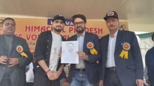 Kangra: द्रोणाचार्य कॉलेज के छात्र ने सांसद अनुराग ठाकुर को भेंट की स्केच