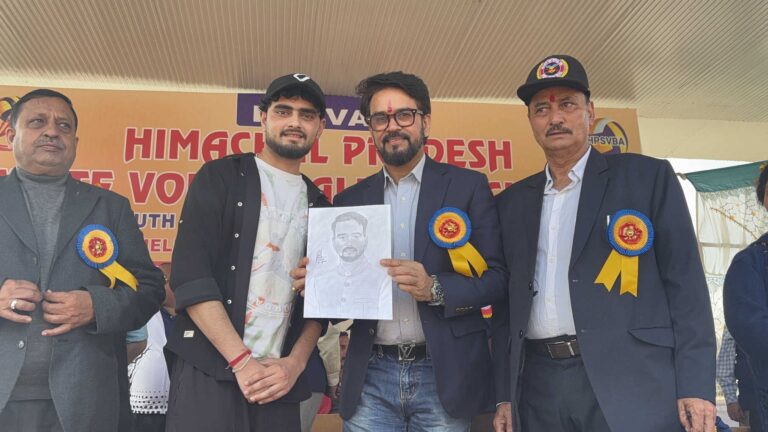Kangra: द्रोणाचार्य कॉलेज के छात्र ने सांसद अनुराग ठाकुर को भेंट की स्केच