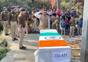 Kangra: ड्यूटी के दौरान थम गई धड़कन: 28 साल के जवान अभय कौंडल को राजकीय सम्मान के साथ अंतिम विदाई, गांव में पसरा मातम