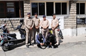 Kangra: बस में छिपाकर ले जा रहे थे चरस! कांगड़ा पुलिस की नाकेबंदी में फंसे 2 तस्कर, 281 ग्राम बरामद