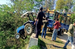 Bilaspur: खाई के किनारे लटका ट्रैक्टर, थम गईं सांसें… घुमारवीं में बड़ा हादसा टला