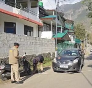 Kangra: धर्मशाला में रॉन्ग साइड से आई तेज रफ्तार कार का कहर, स्कूटी सवार मां की मौत, बेटा गंभीर घायल