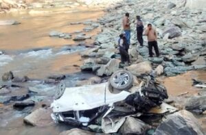 Kullu: भुंतर-मणिकर्ण मार्ग पर दर्दनाक हादसा: पार्वती नदी में गिरी कार, 26 वर्षीय युवक की मौके पर मौत