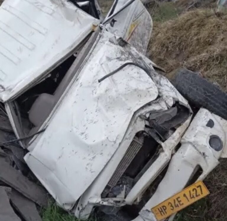 Kullu: कुल्लू में दर्दनाक हादसा: बोलेरो कैंपर दुर्घटनाग्रस्त, दो युवकों की मौके पर मौत, तीन गंभीर घायल