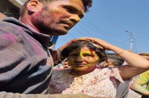 Mandi: मंडी में होली के जश्न के बीच बड़ा हादसा, सेरी मंच पर रंग स्प्रे सिलेंडर गिरने से युवती गंभीर घायल