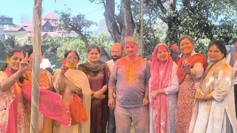 Kangra: शाहपुर में रंगों की धूम, विधायक केवल सिंह पठानिया ने क्षेत्रवासियों संग मनाई भव्य होली
