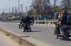 Himachal: चलती बाइक पर दूसरी बाइक उठाकर दौड़ा युवक, मंडी फोरलेन पर खतरनाक स्टंट का वीडियो वायरल