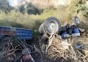 Himachal: हिमाचल में दर्दनाक हादसा: अनियंत्रित ट्रैक्टर खाई में गिरा, एक मजदूर की मौत, दो गंभीर घायल