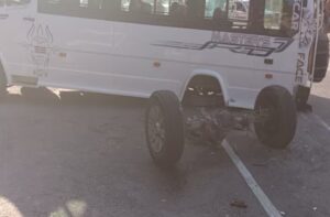 Himachal: चंडीगढ़-मनाली हाईवे पर खौफनाक हादसा: टक्कर के बाद उखड़ गया टेंपो ट्रैवलर का पिछला हिस्सा, कोलकाता के 16 पर्यटक सवार थे