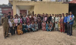 Kangra: महिला दिवस पर रिड़कमार कॉलेज में खास आयोजन, लोक गायिका सुजाता भारद्वाज के गीतों ने बांधा समां