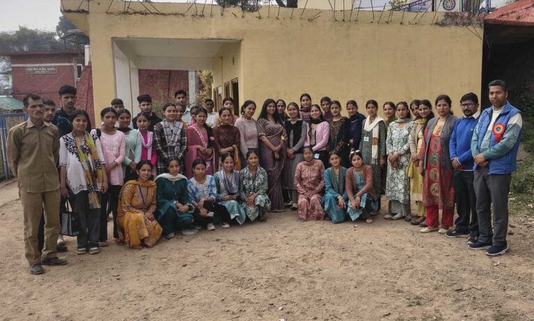 Kangra: महिला दिवस पर रिड़कमार कॉलेज में खास आयोजन, लोक गायिका सुजाता भारद्वाज के गीतों ने बांधा समां